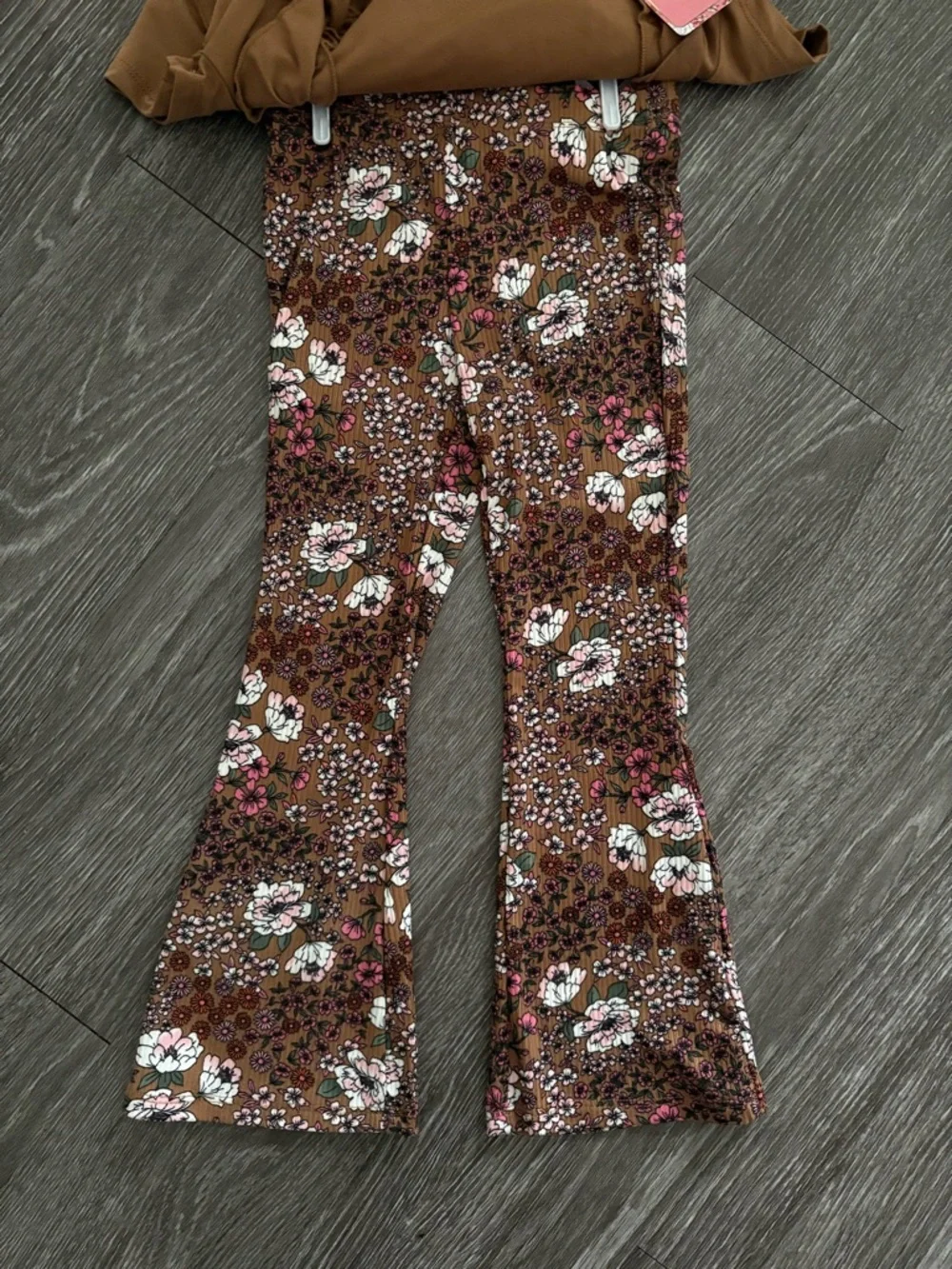 Girls Brown Ruffle Top with Floral Bell Bottoms Set Size 5 - Picture 3 of 5